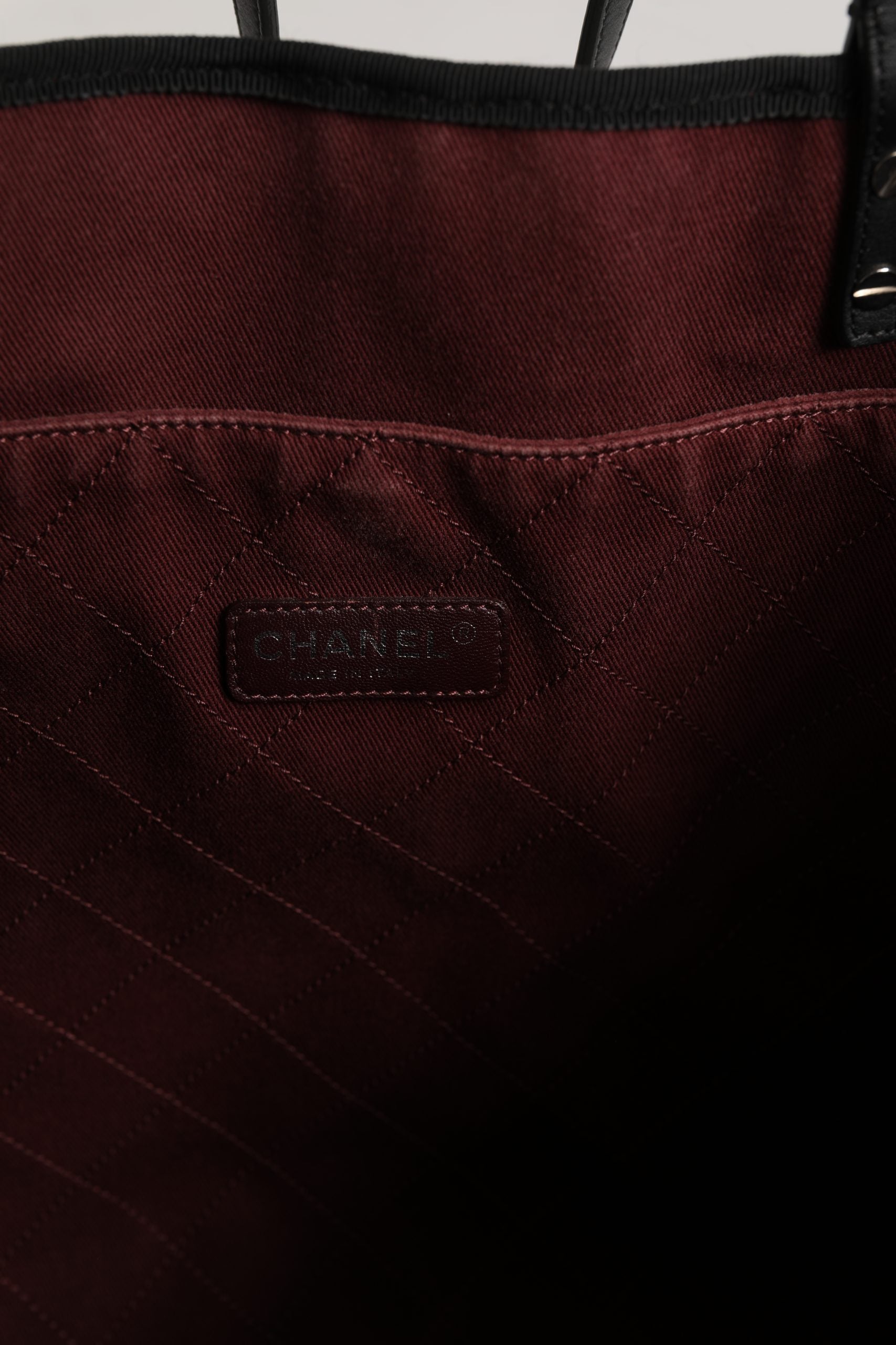 Sac cabas Chanel Ladies First en toile blanche et noire, élégant et spacieux, pour femmes.