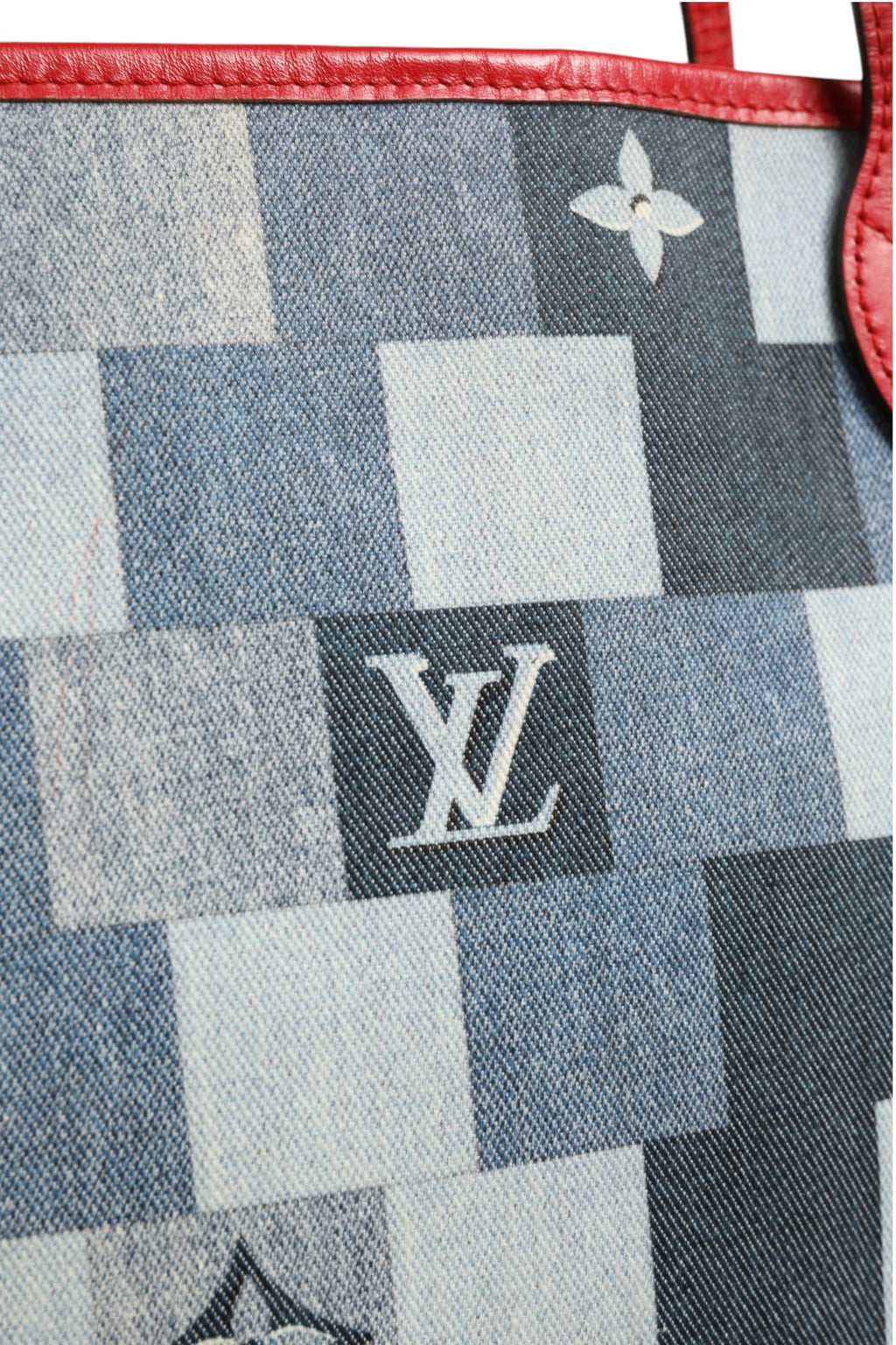 Sac cabas Louis Vuitton Neverfull Patchwork Monogram en denim avec motifs en patchwork et logo emblématique.