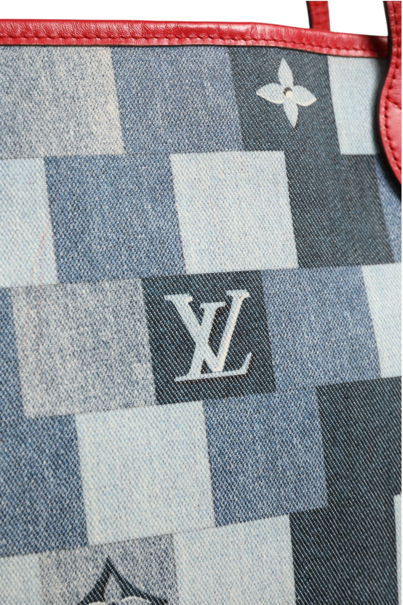 Sac cabas Louis Vuitton Neverfull Patchwork Monogram en denim avec motifs en patchwork et logo emblématique.