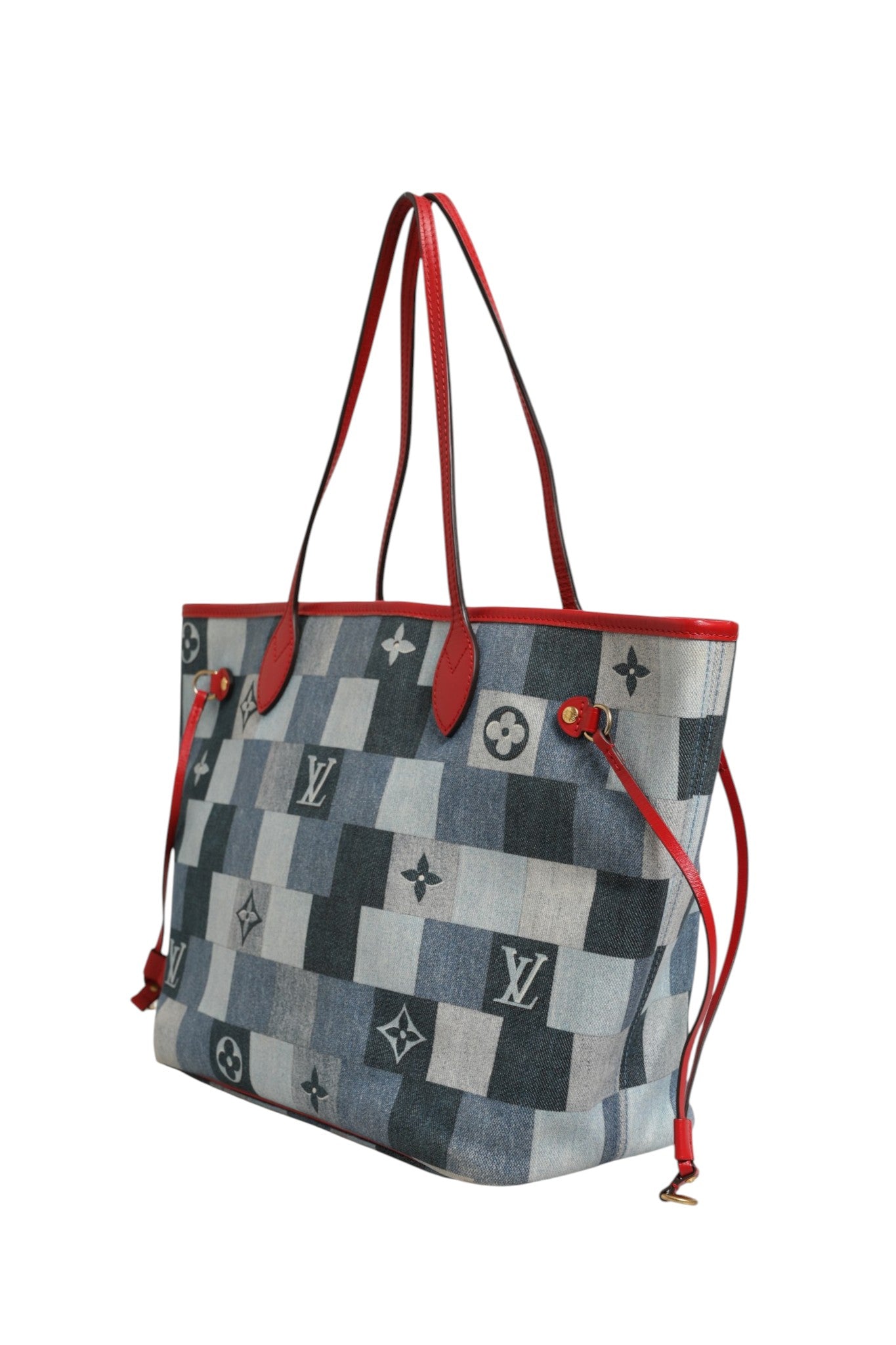 Sac cabas Louis Vuitton Neverfull Patchwork Monogram en denim avec motifs en patchwork et logo emblématique.
