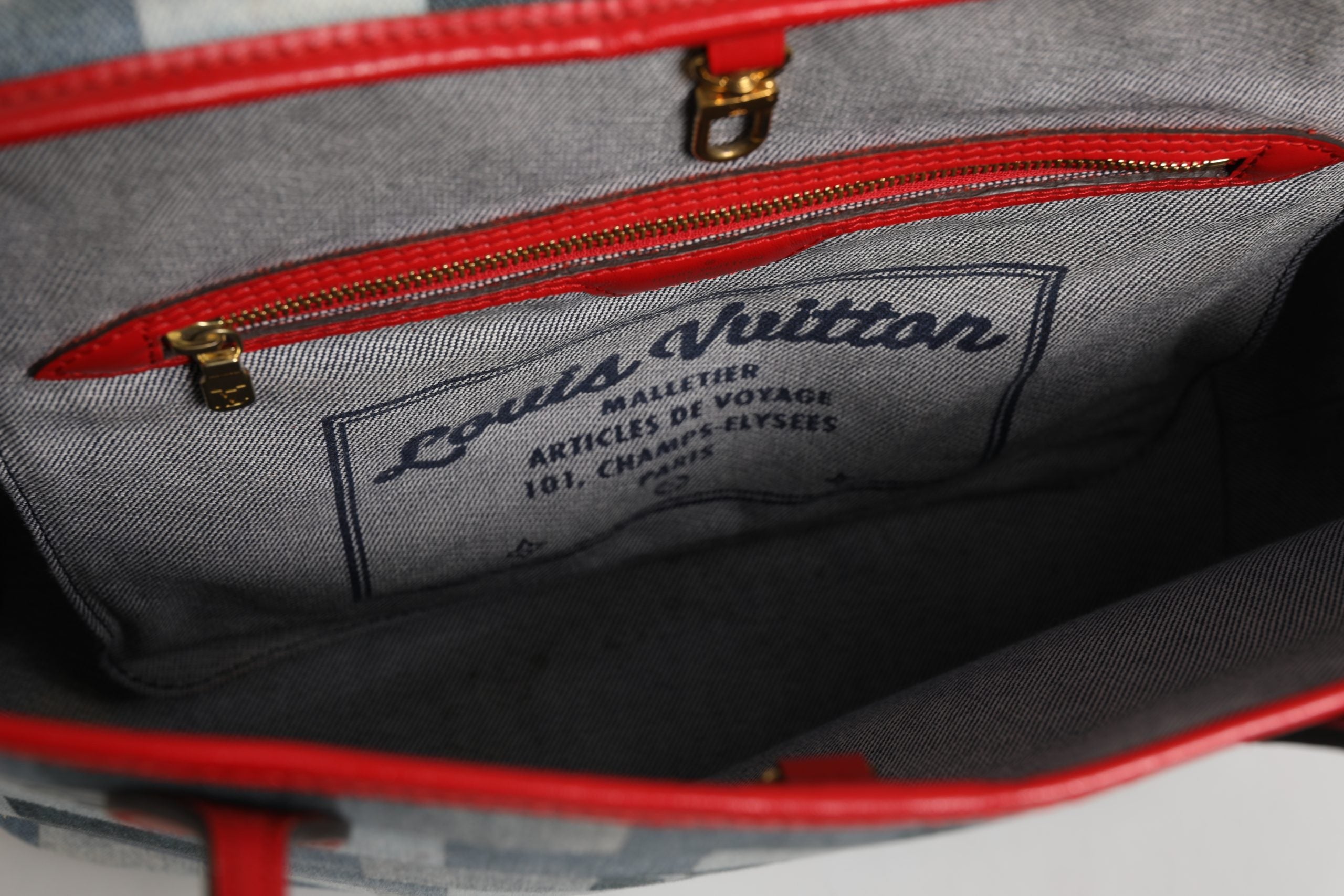 Sac tote Louis Vuitton Neverfull Patchwork Monogram en denim et cuir, avec motif en patchwork, vue de face.