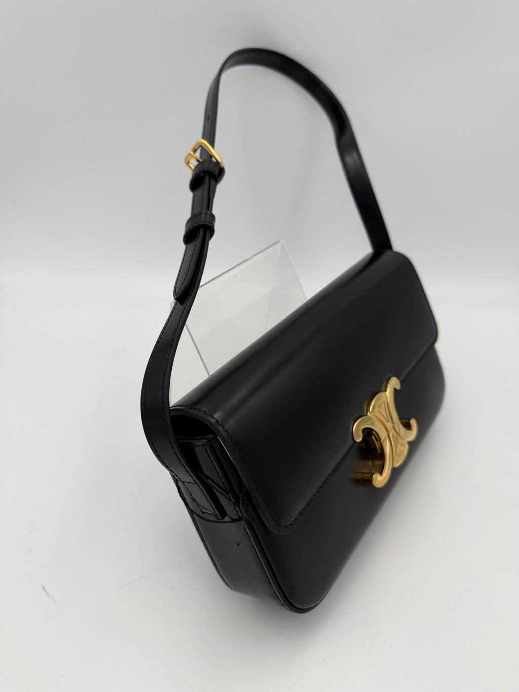 Sac à main Celine Claude Triomphe noir, en cuir, avec boucle or, vue de face avec poignée en cuir.