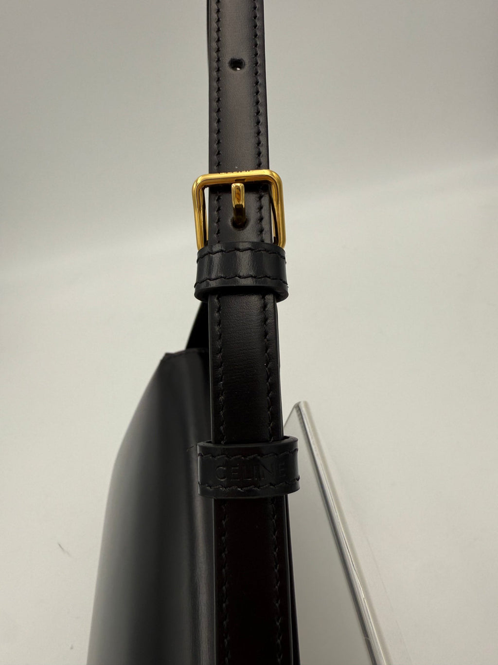 Sac à main noir Celine Claude Triomphe, en cuir avec logo emblématique, élégant et sophistiqué, vue de face.