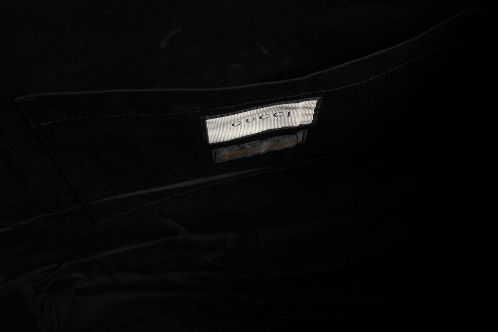 Sac Gucci GG x Comme des Garçons en toile avec logo, porté ou posé, montrant le design distinctif et la texture du tissu.