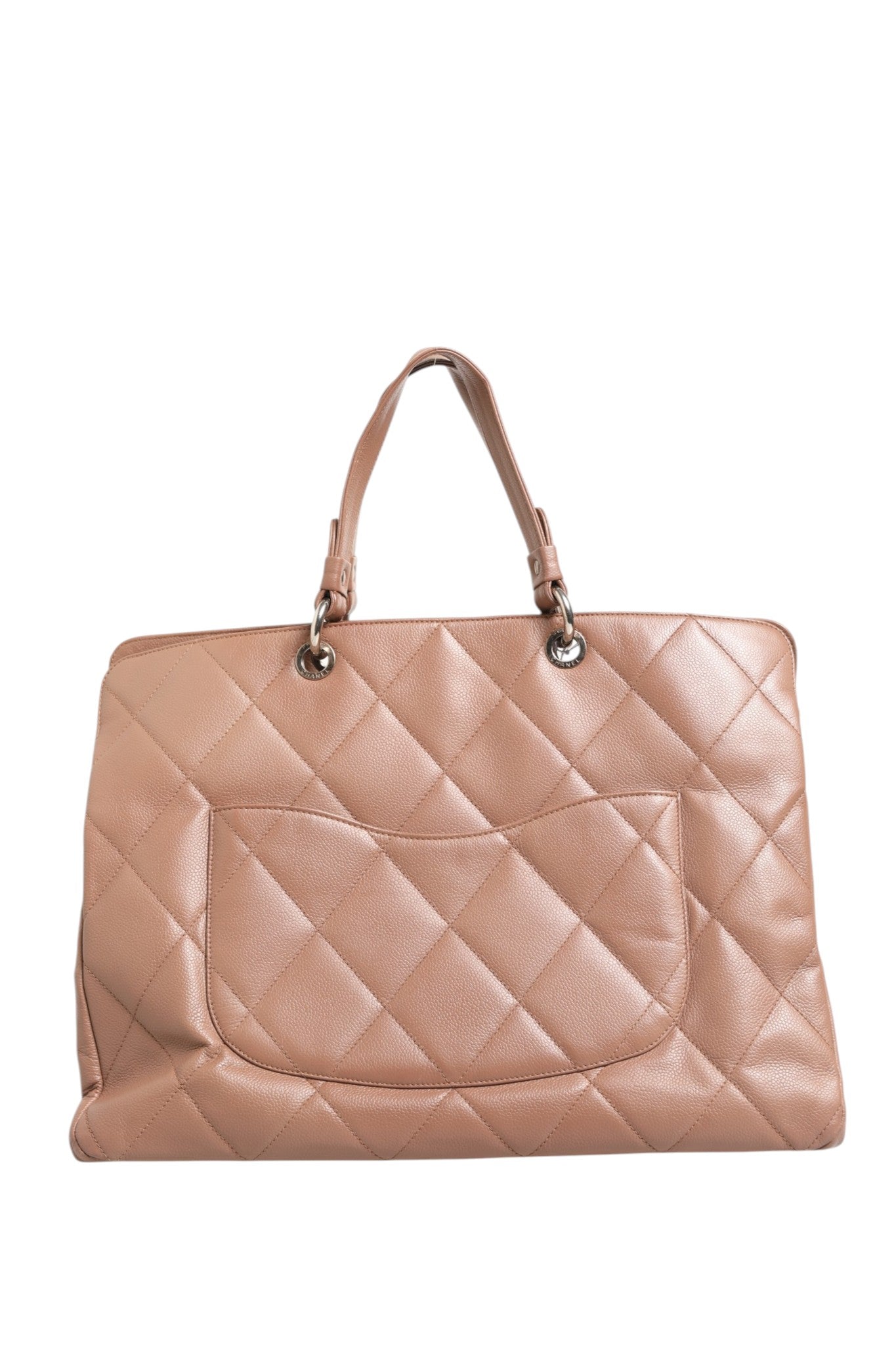 Grand sac shopping Chanel en toile matelassée noire avec poignées en cuir et logo Chanel en or visible sur l'avant.