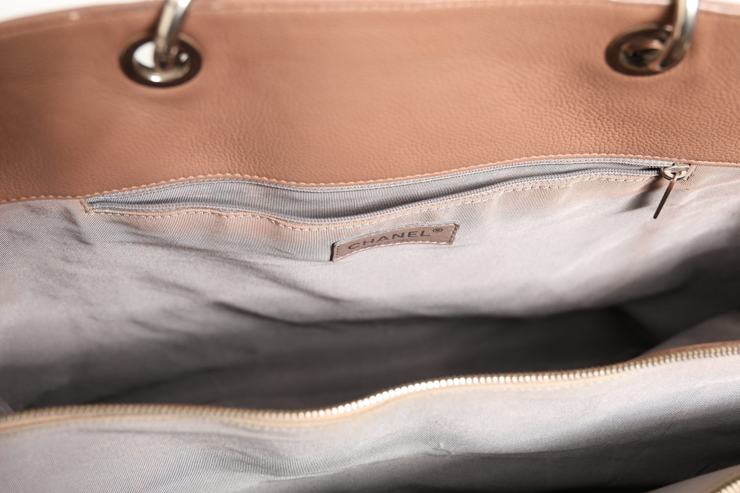 Grand sac cabas Chanel shopping tote en cuir noir avec logo Chanel en relief.