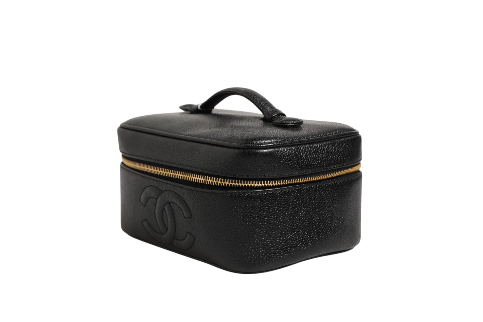 Trousse à maquillage Chanel noire et or avec logo, en cuir élégant, design chic et sophistiqué, vue de face.