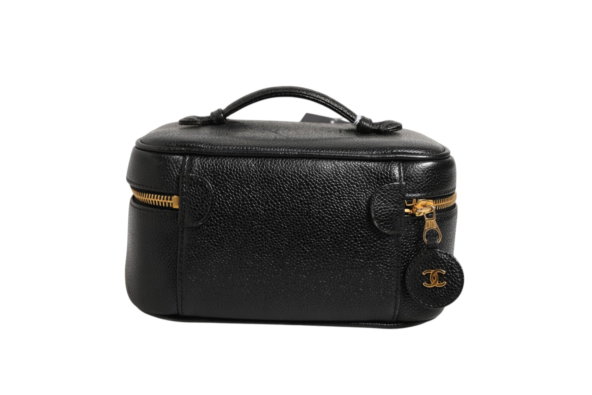 Trousse à maquillage Chanel noire et or avec logo Chanel, élégante et sophistiquée, vue en gros plan.