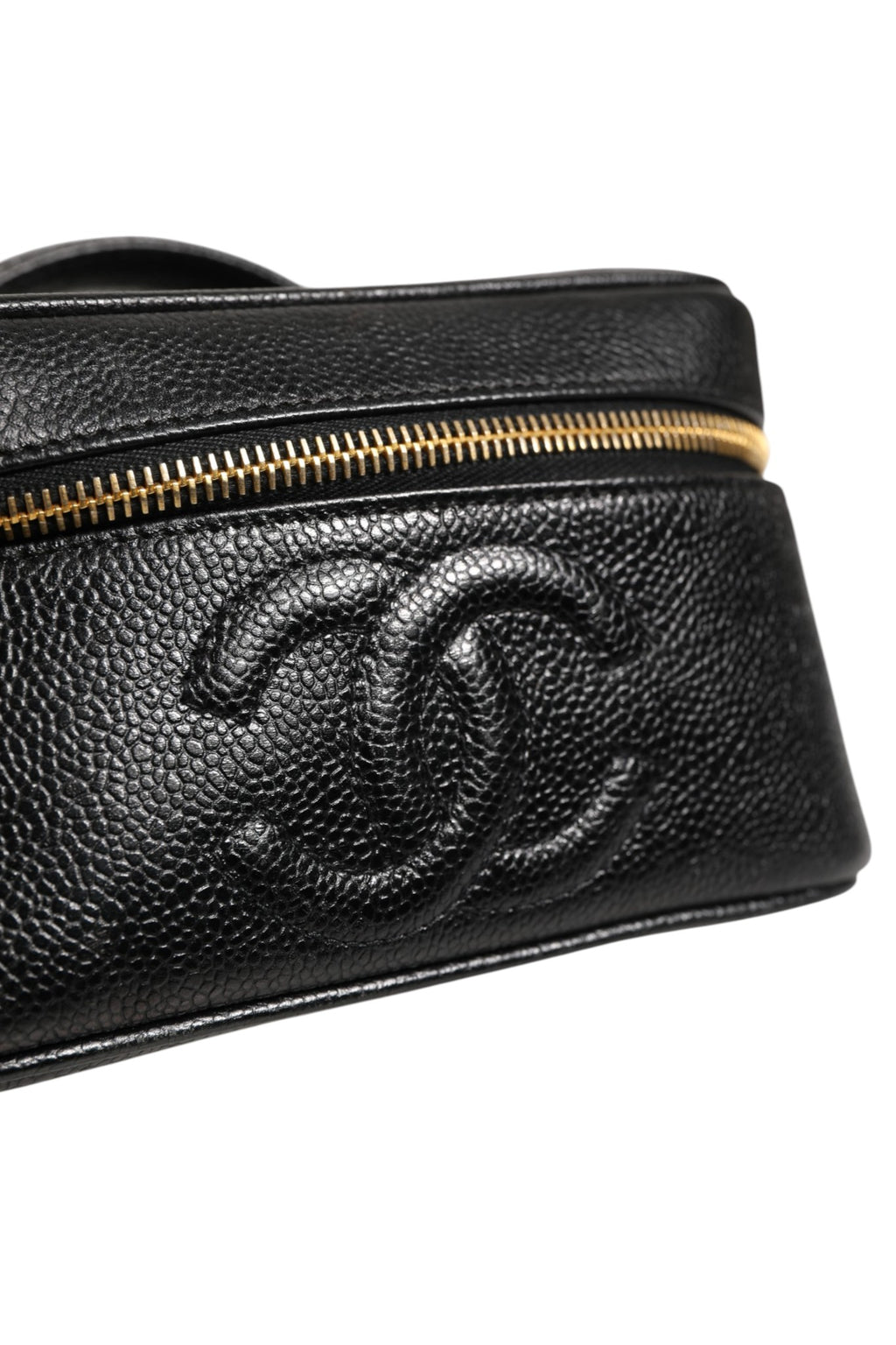 Trousse de maquillage Chanel noire avec détails dorés, élégante et compacte, idéale pour ranger cosmétiques et accessoires de beauté.