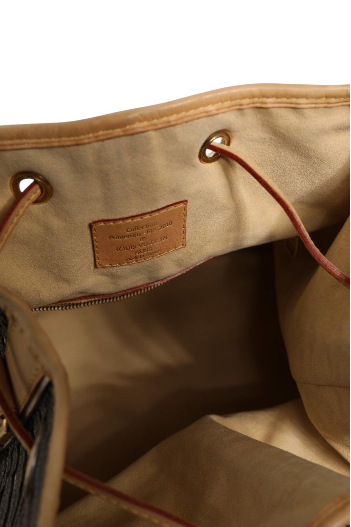 Sac Louis Vuitton Eden Neo en toile Monogram Argent, édition limitée, avec détails en cuir et logo LV visible.