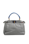 Sac à main Fendi Mini Peekaboo bleu gris avec double poignée en cuir et fermeture à clou, élégant et sophistiqué.