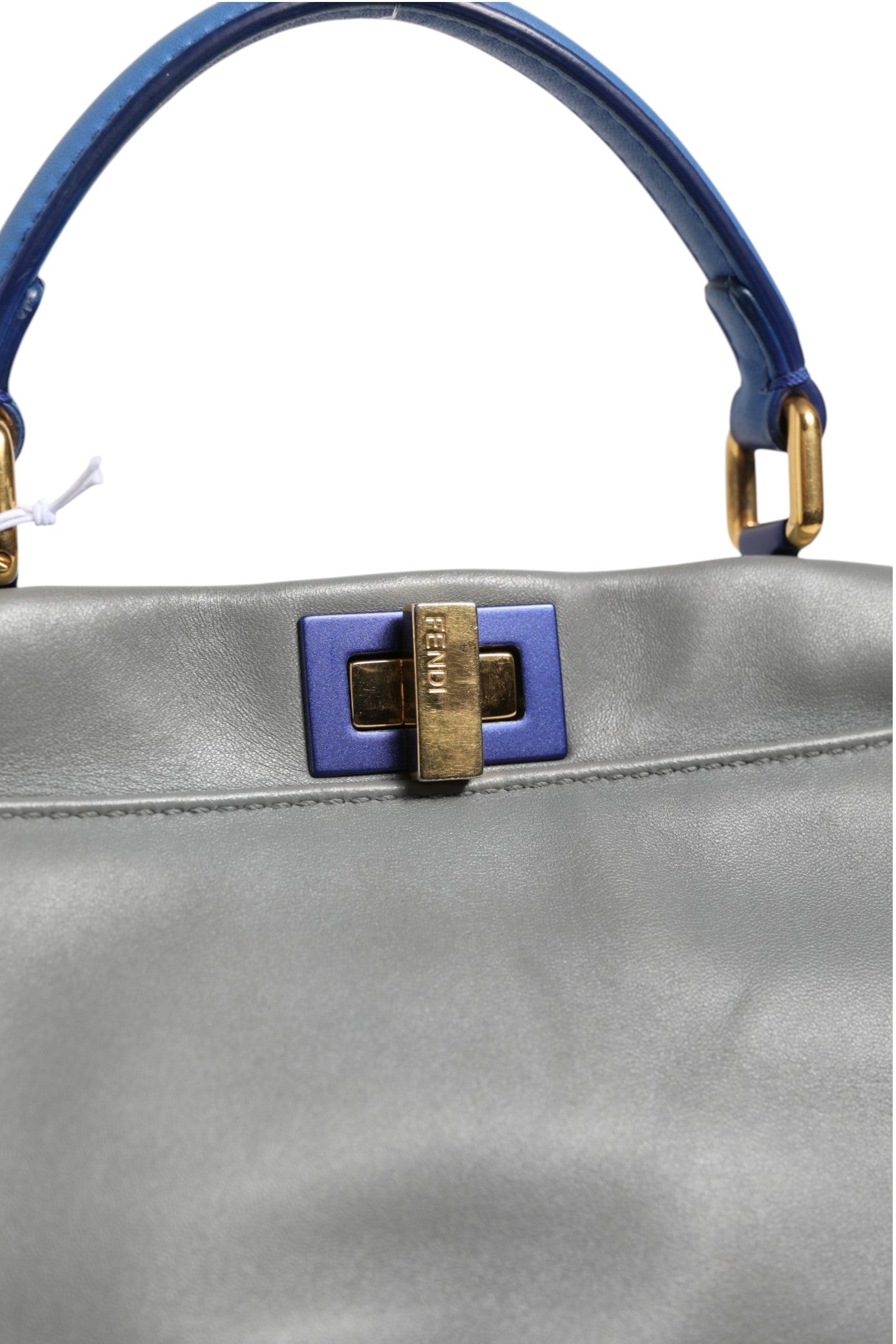 Sac à main Fendi Mini Peekaboo bleu gris en cuir avec poignées et fermeture élégante, vue de face.
