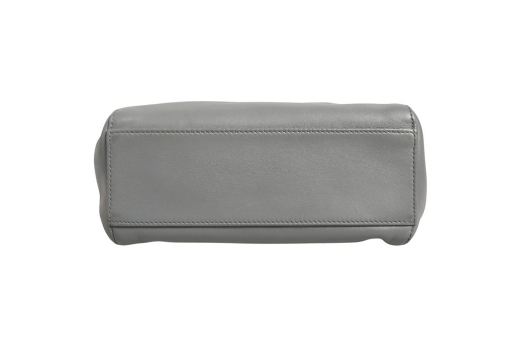 Sac Fendi Mini Peekaboo bleu gris en cuir avec détails élégants, vue de face, mode et luxe.
