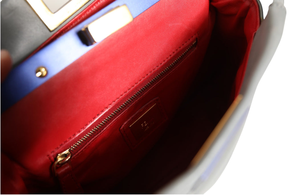 Sac à main Fendi Mini Peekaboo bleu gris en cuir avec poignée et fermeture élégante, vue de face.