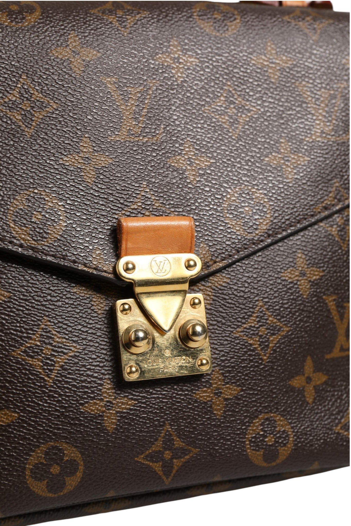Pochette Métis Louis Vuitton en monogramme avec poignée en cuir et fermeture métallique, vue de face.