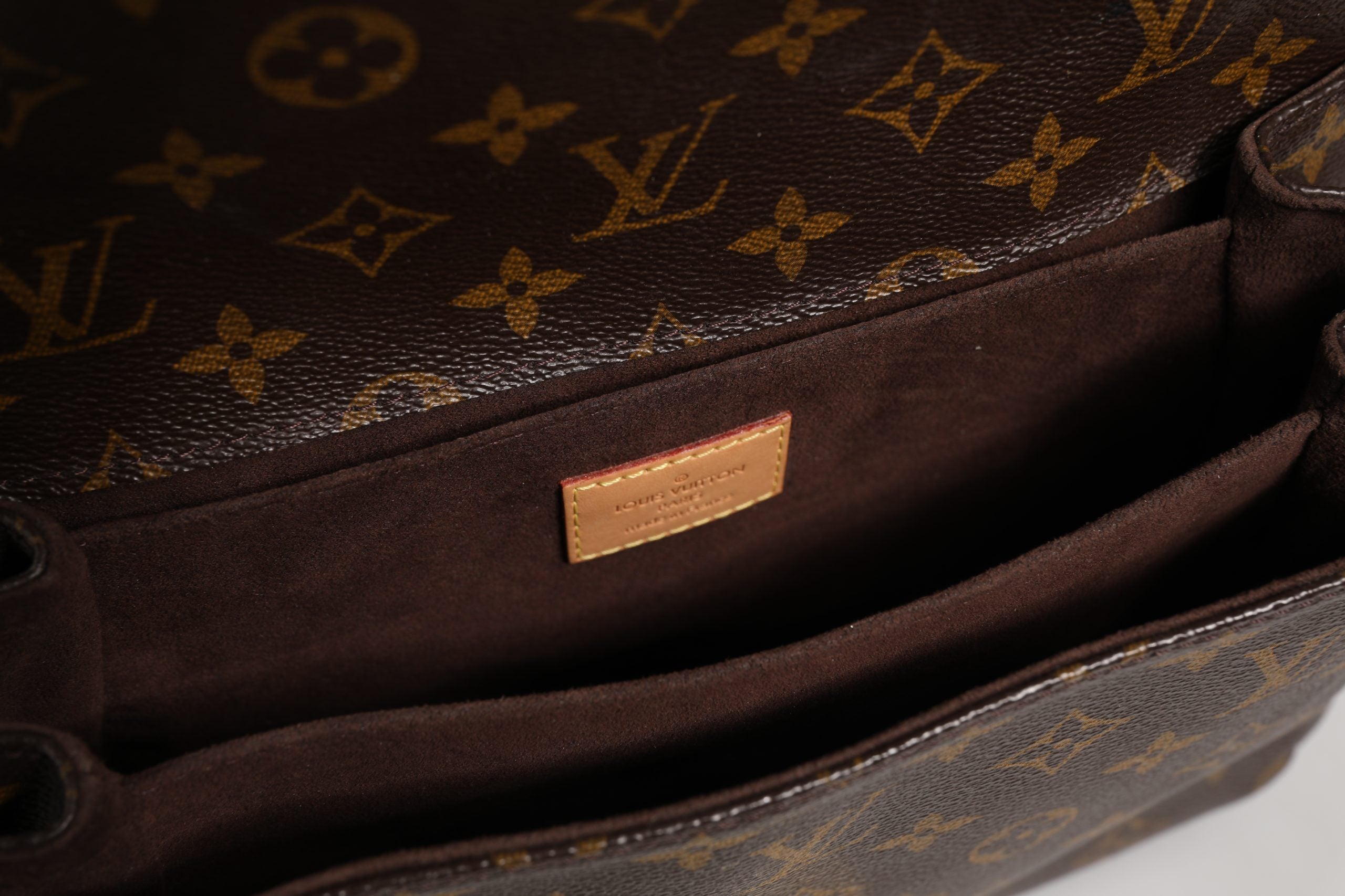 Sac Pochette Métis Louis Vuitton en toile monogramme avec bandoulière en cuir et poches extérieures, vue de face.