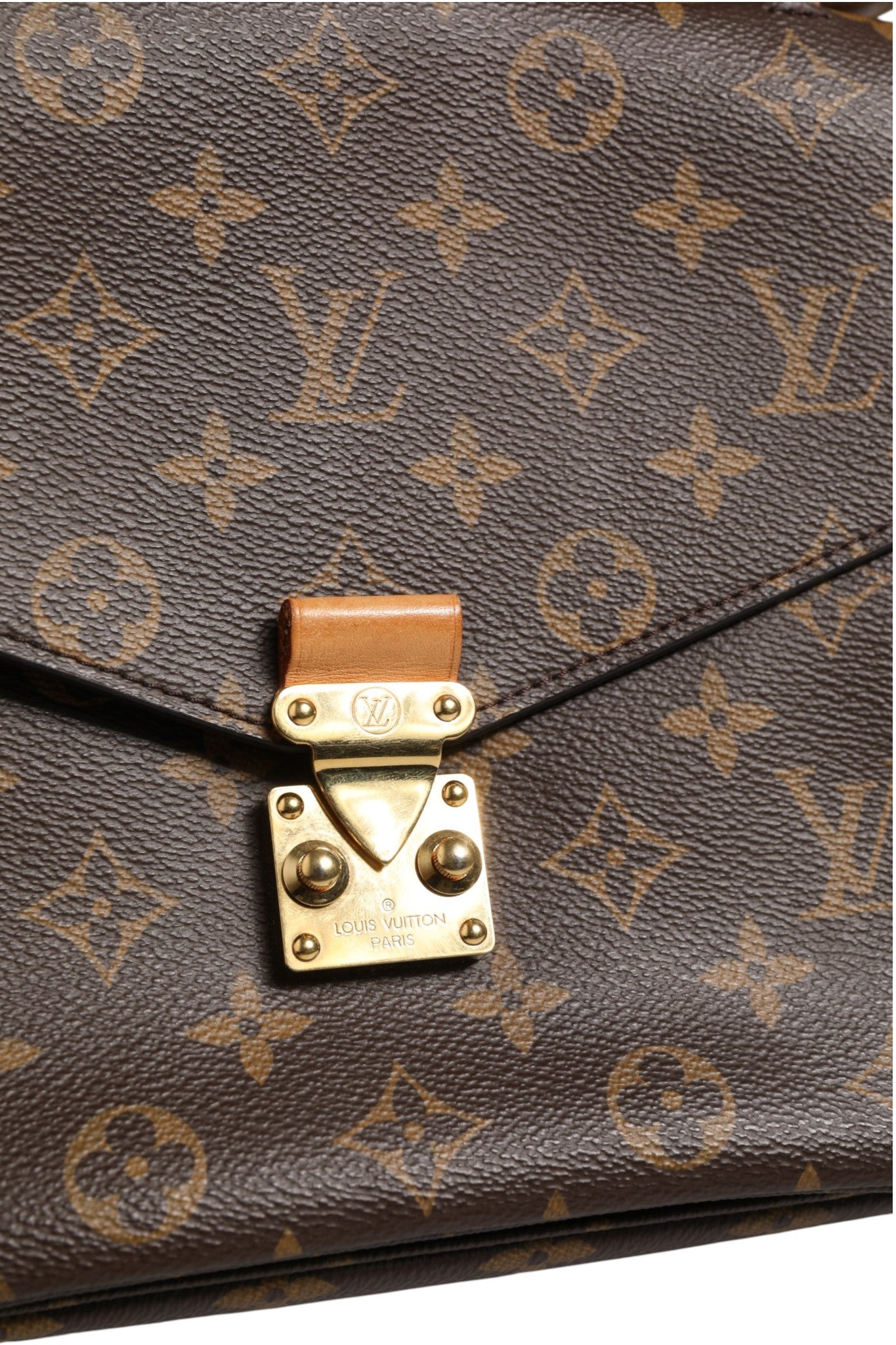 Pochette Métis Louis Vuitton monogramme en toile avec bandoulière en cuir et fermeture métallique, vue de face.