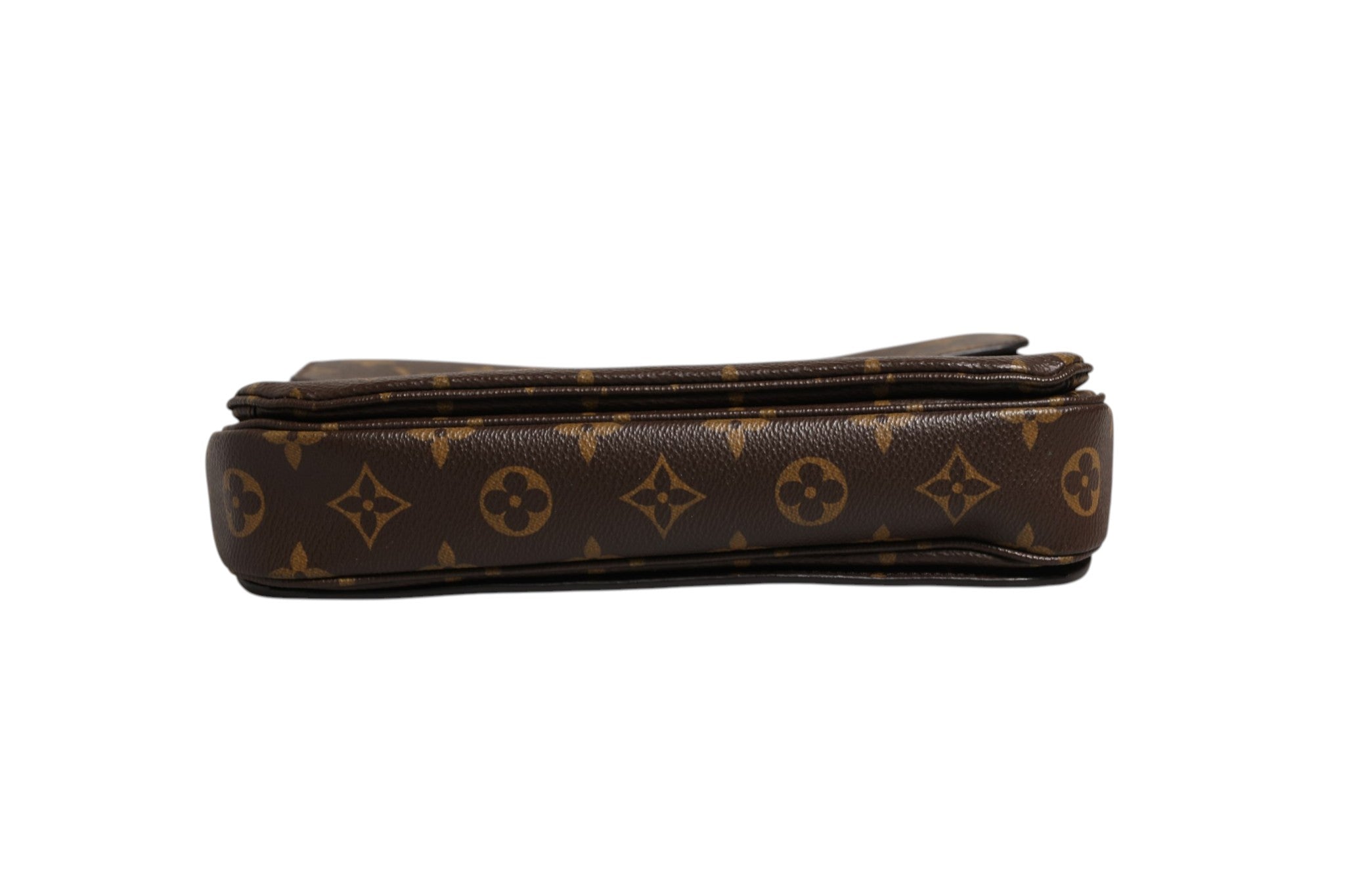 Sac Louis Vuitton Pochette Métis Monogram en tissu coated avec poignée en cuir et fermeture à boucle, vue de face.