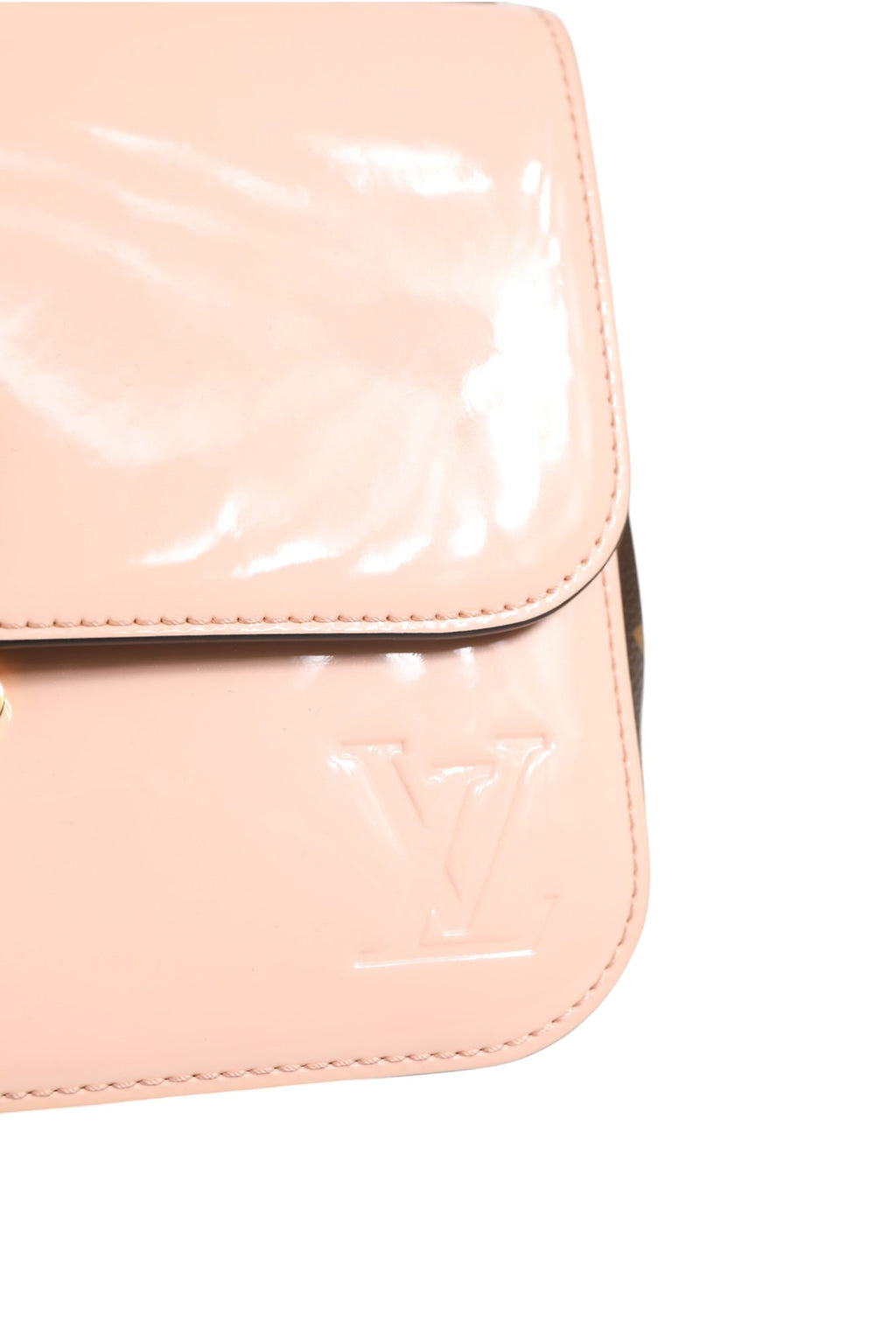 Sac à bandoulière Louis Vuitton Cherrywood BB en vernis rose et toile monogramme, avec poignée en cuir et détails élégants.