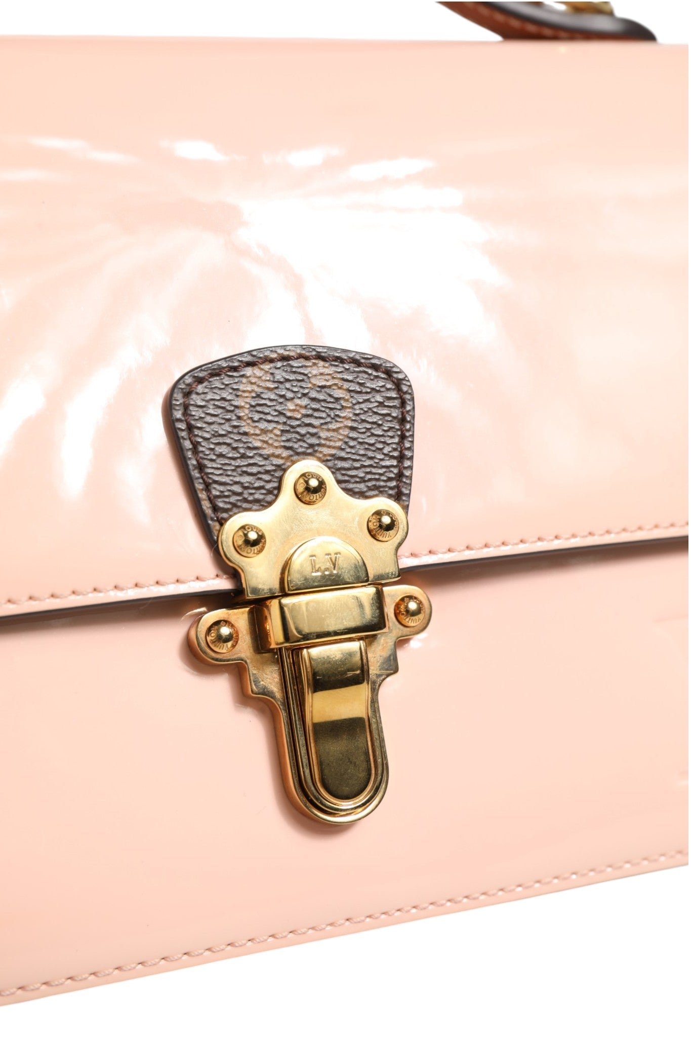 Sac à bandoulière Louis Vuitton Cherrywood BB en vernis rose et toile Monogram, avec poignées et détails élégants.