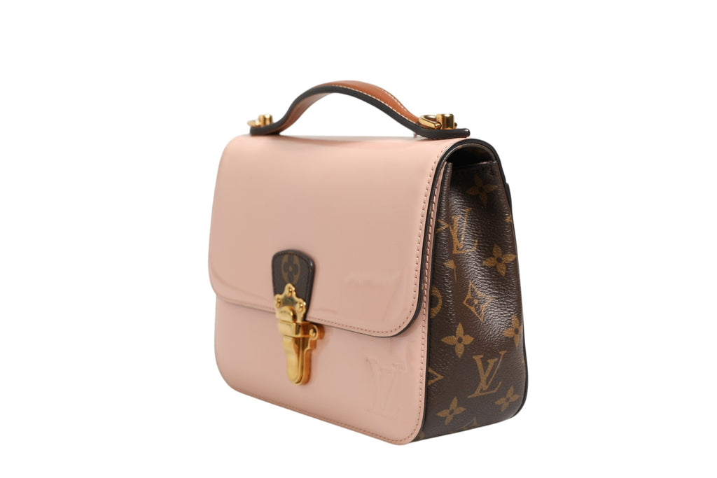 Sac à main Louis Vuitton Cherrywood BB en vernis rose et toile monogramme, bandoulière élégante, visible et sophistiquée.