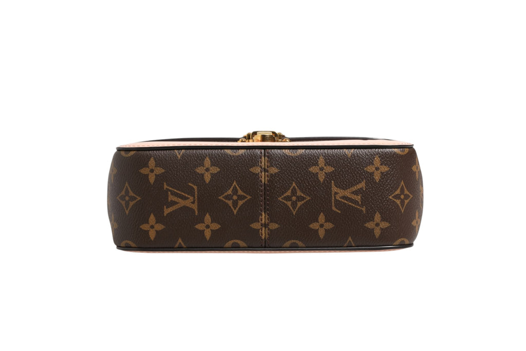 Sac bandoulière Louis Vuitton Cherrywood BB en vernis rose et toile Monogram, vue de face avec poignée et détails.