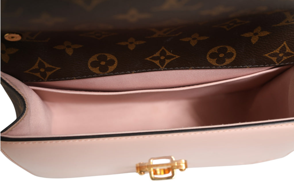 Sac à shoulder Louis Vuitton Cherrywood BB en vernis rose et toile Monogram, avec détails élégants et bandoulière ajustable.