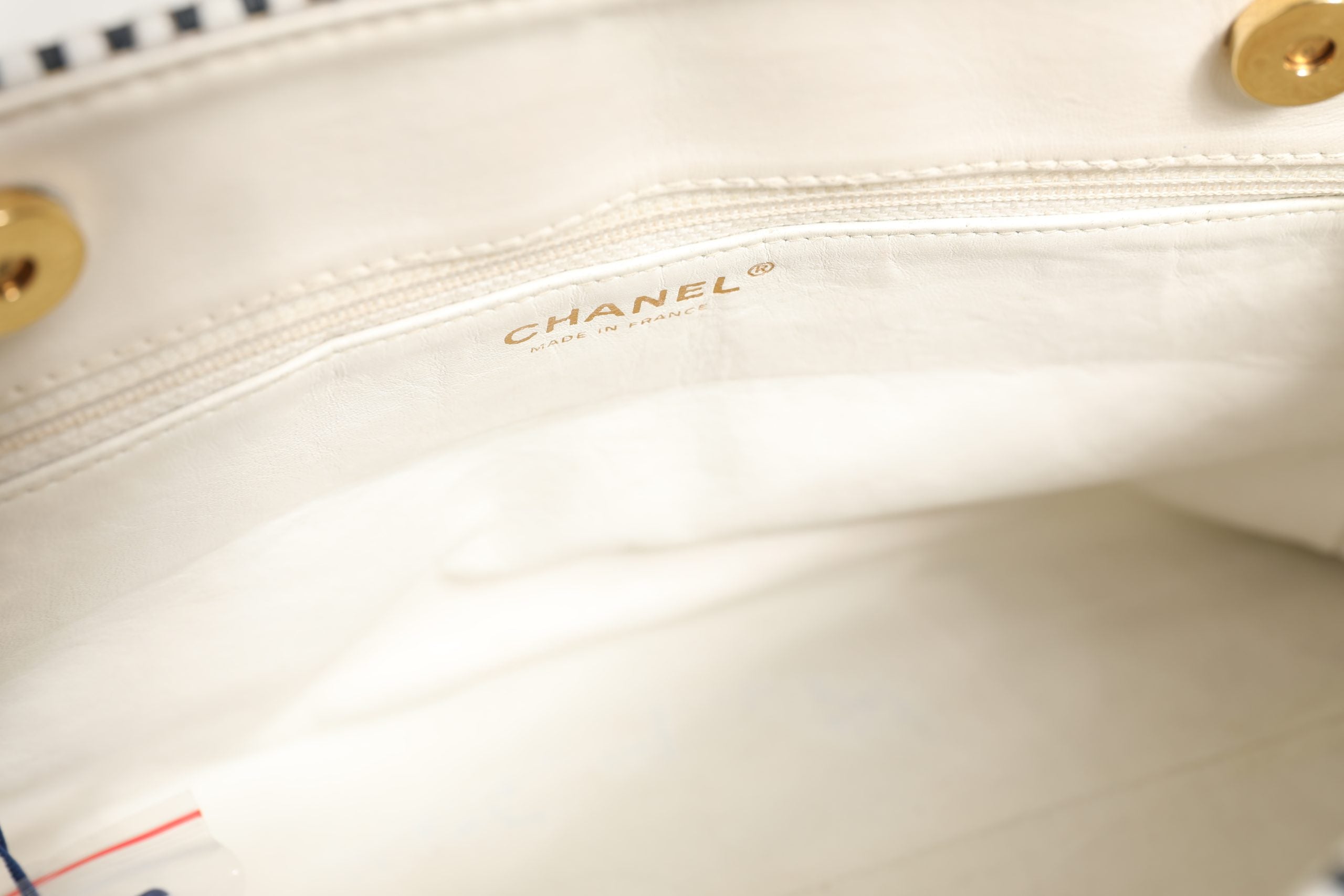 Chanel Glänzendes Kalbsleder Gesteppte Mini 22 Weiß 1792563