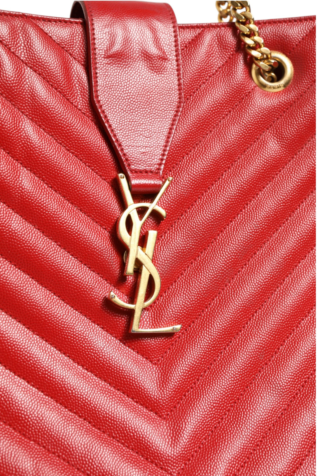 Sac cabas en cuir grainé rouge à motif chevron et monogramme Saint Laurent, avec poignées en cuir et design élégant.