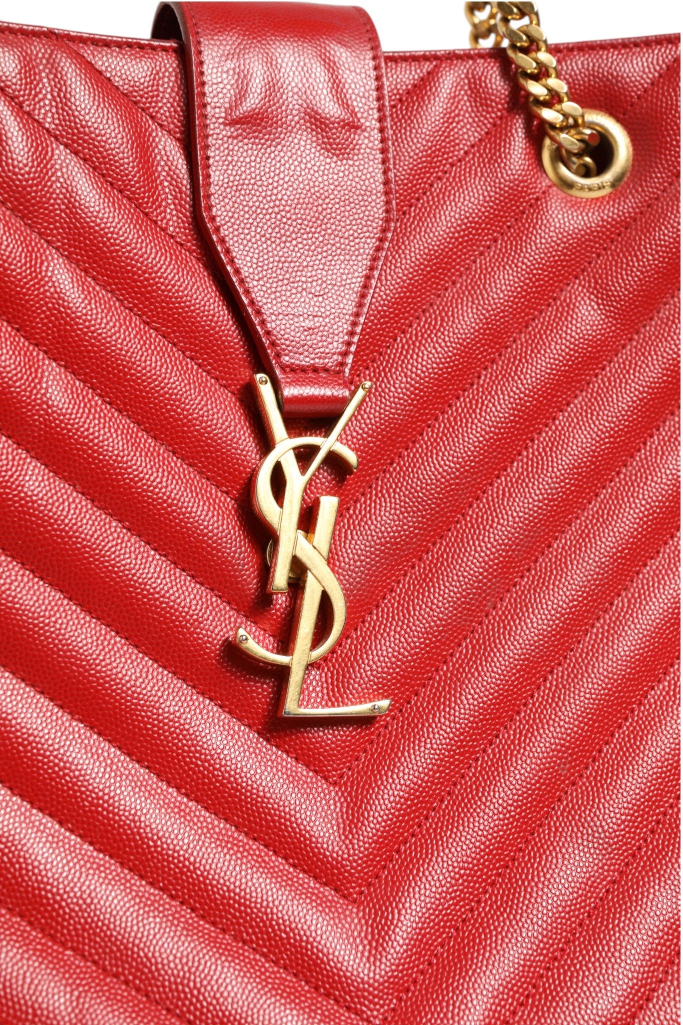 Sac cabas en cuir grainé rouge à motif chevron et monogramme Saint Laurent, avec poignées en cuir et design élégant.