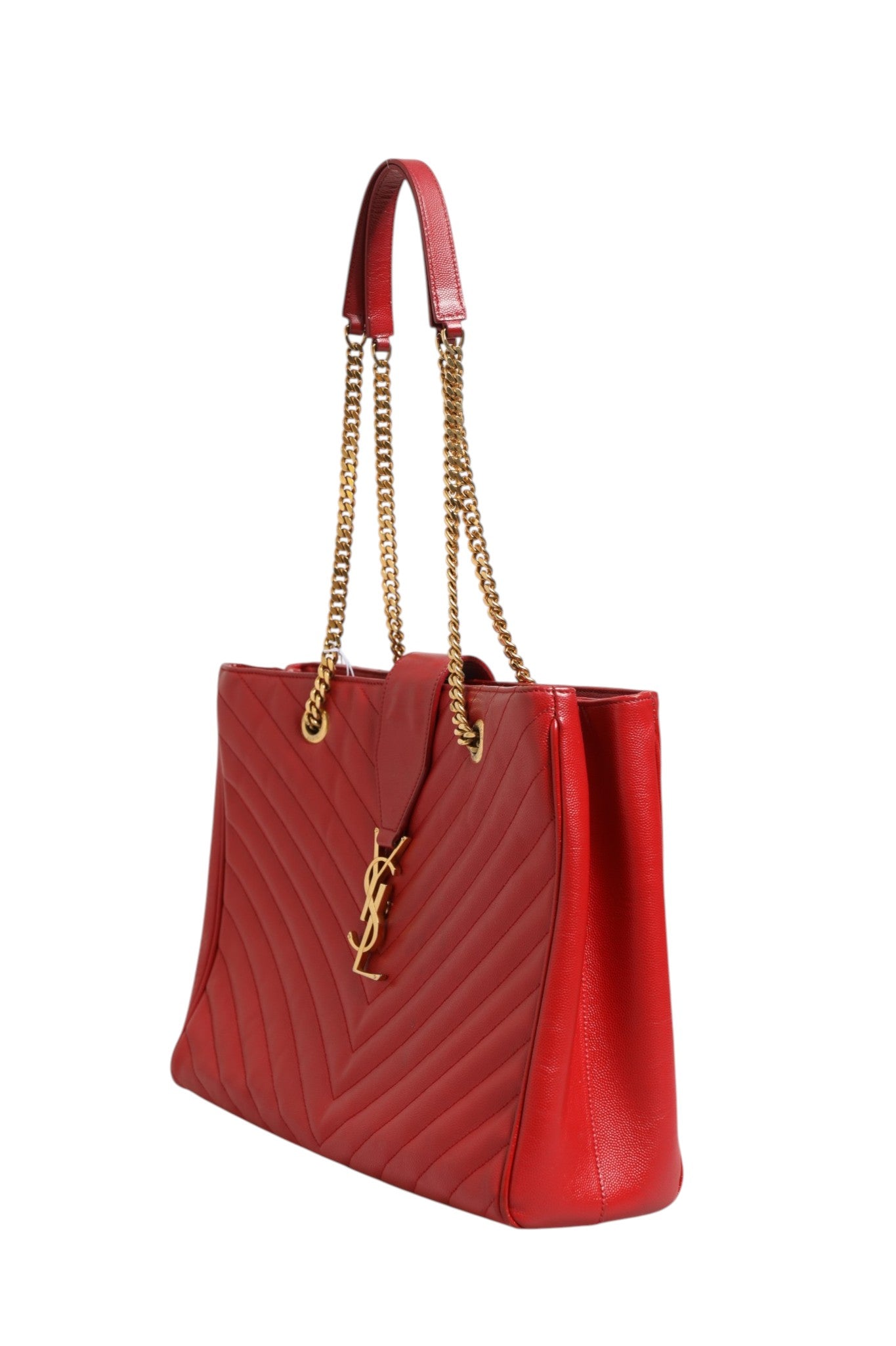 Sac cabas en cuir grainé rouge à motif chevron et monogramme Saint Laurent, sac à main élégant et tendance.