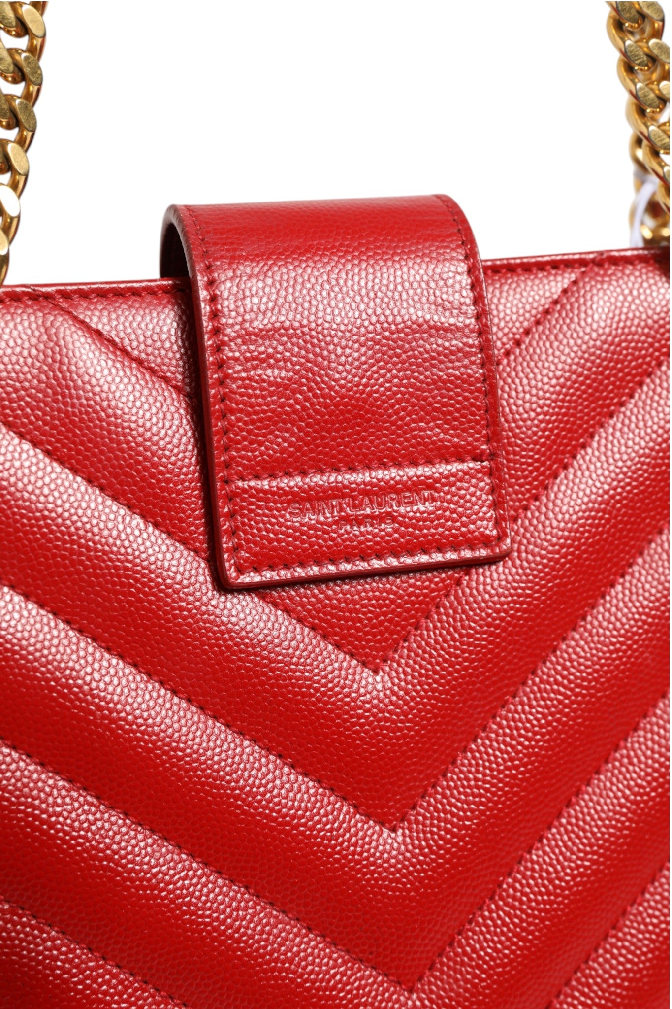 Sac à main Saint Laurent rouge en cuir grainé matelassé avec motif en chevron et monogramme, style tote élégant.
