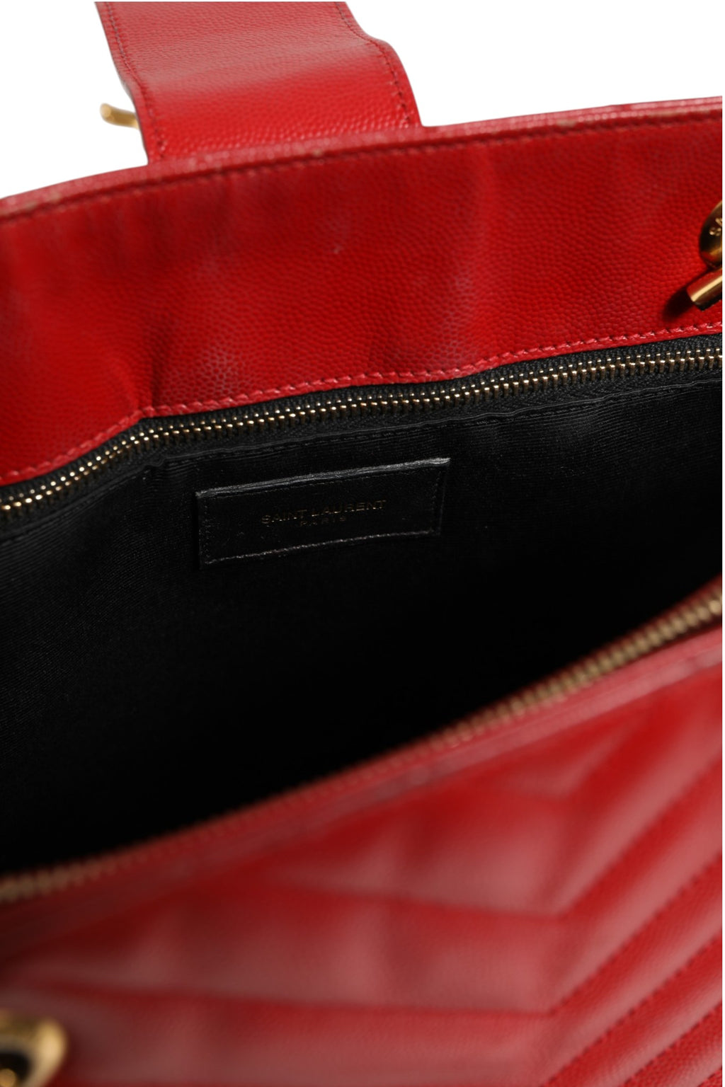 Sac cabas en cuir grainé rouge à chevrons de Saint Laurent, avec monogramme et design matelassé élégant.