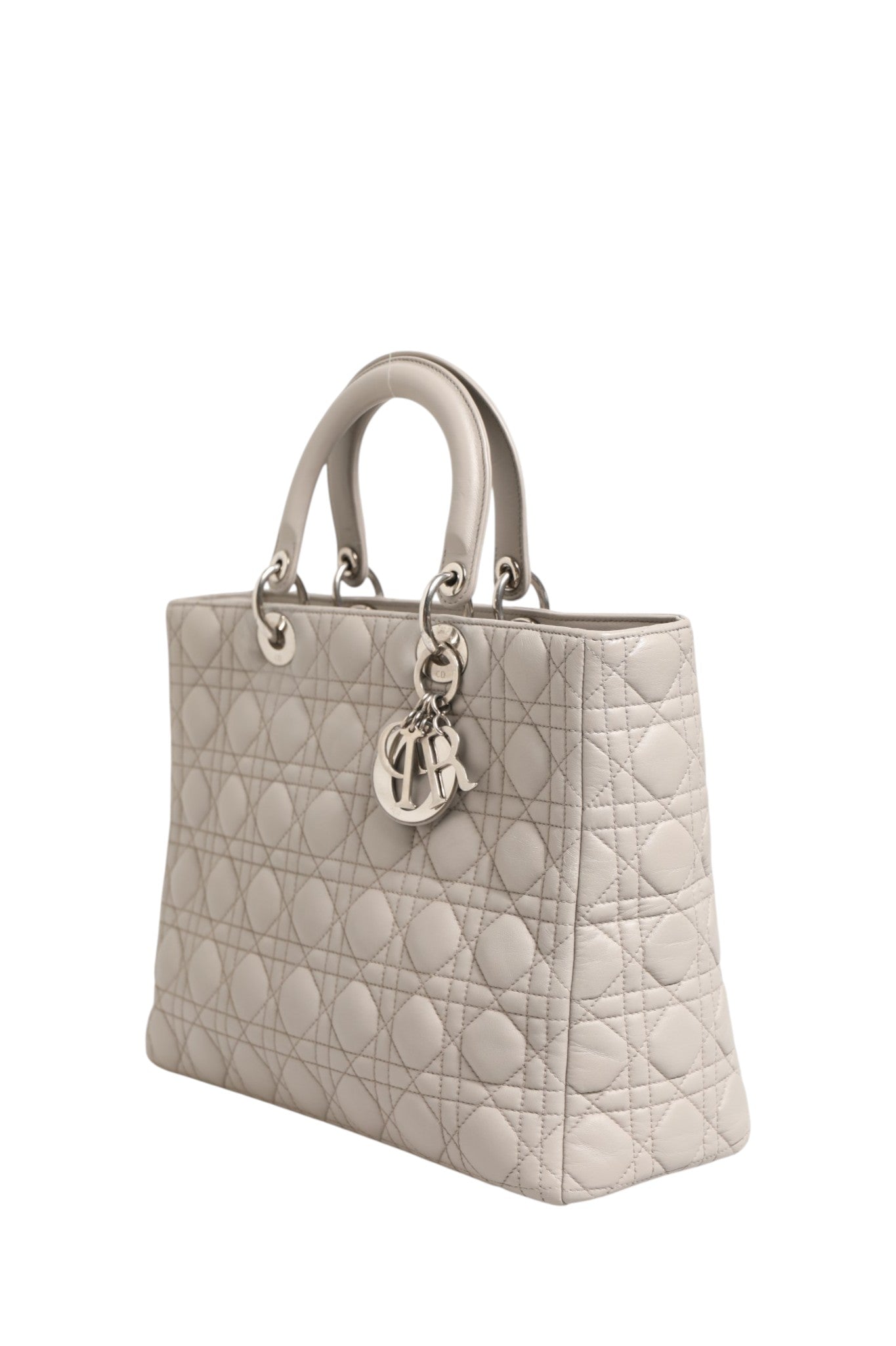 Sac à main Christian Dior Lady Dior en cuir d'agneau gris à motif cannage, grand modèle, élégant et sophistiqué.