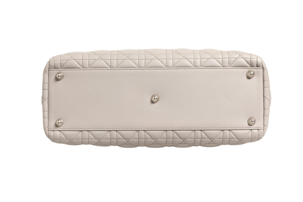 Sac à main Christian Dior Lady Dior en cuir de mouton gris avec motif cannage large, élégant et sophistiqué.