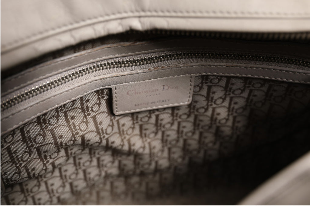Sac porté épaule Christian Dior Lady Dior en cuir de mouton gris avec motif cannage, grand format.