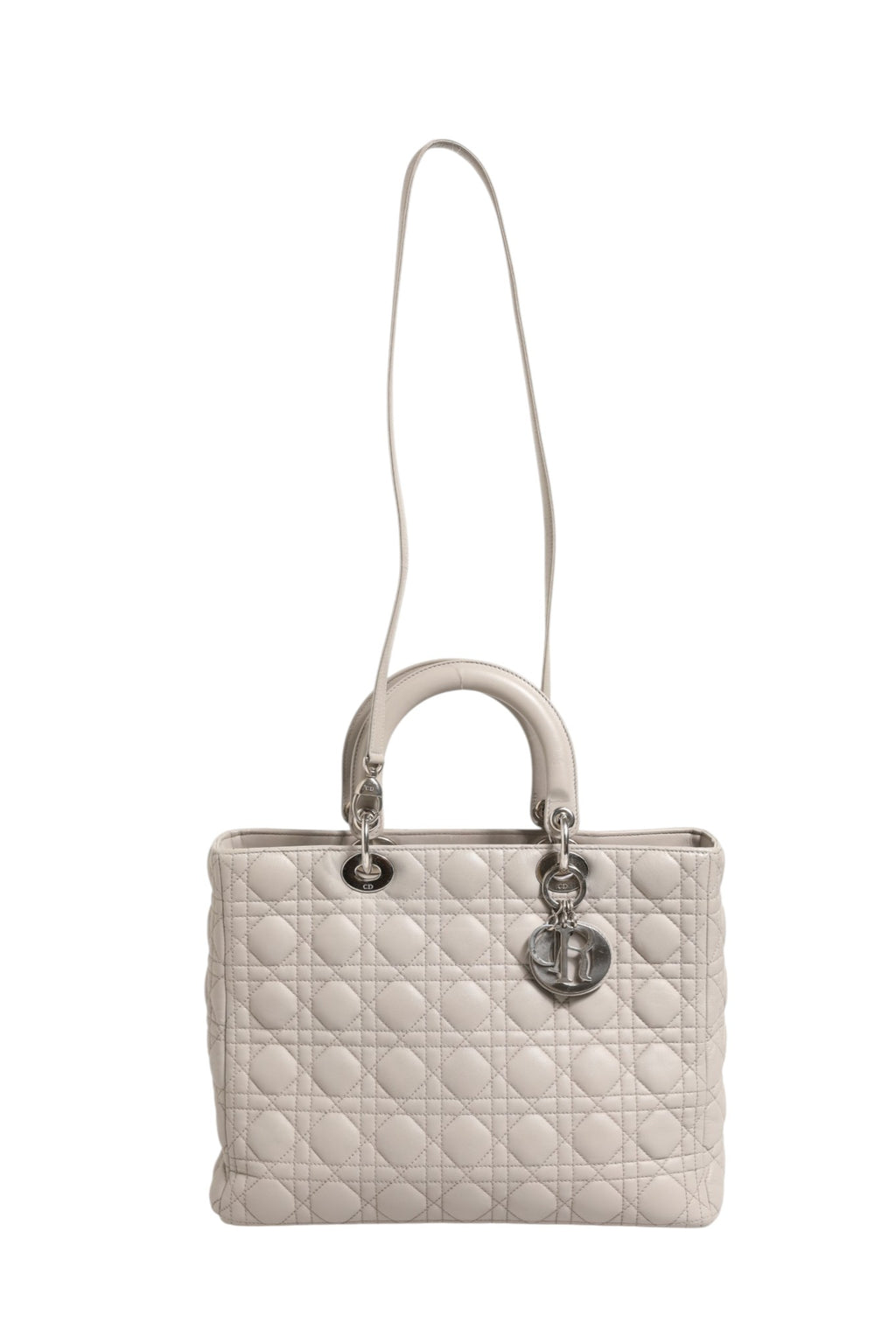 Sac à main Lady Dior grand modèle en cuir lambskin gris avec motif cannage, signé Christian Dior.