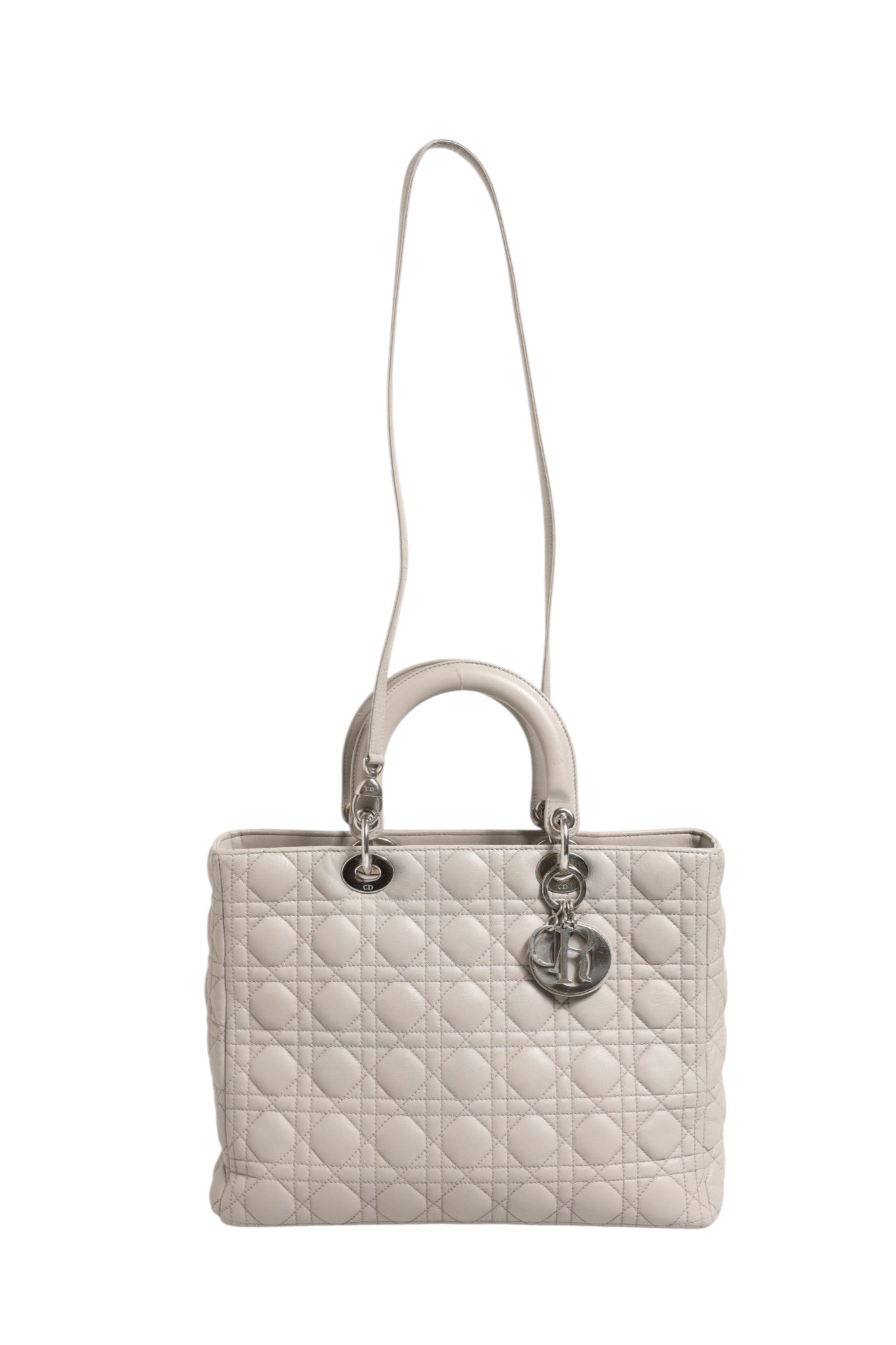 Sac à main Lady Dior grand modèle en cuir lambskin gris avec motif cannage, signé Christian Dior.