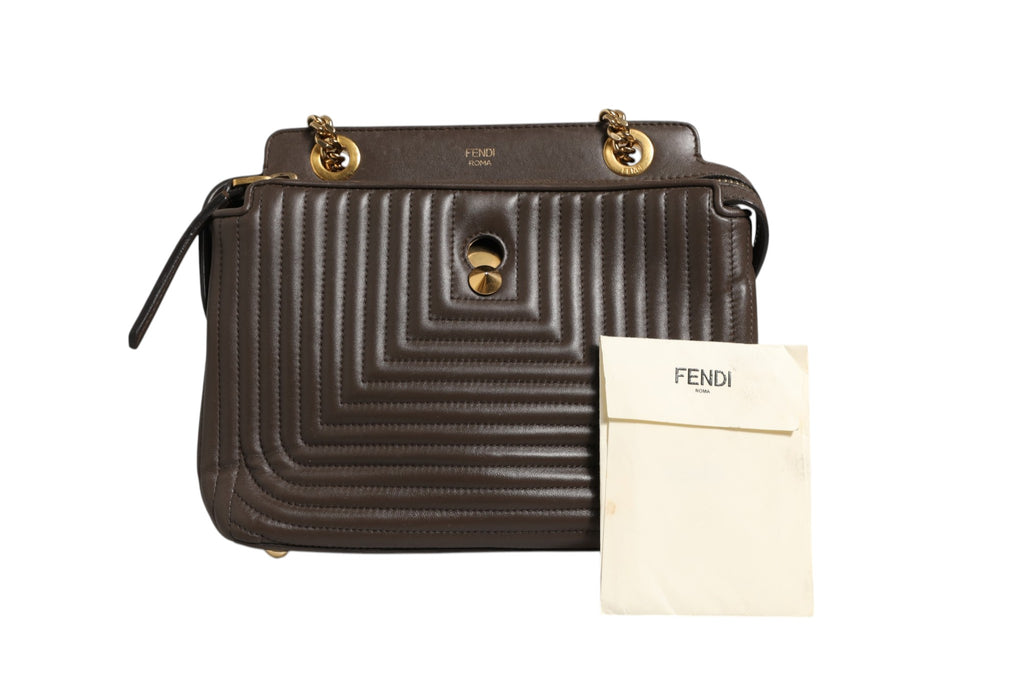 Sac à main Fendi en cuir d'agneau matelassé marron avec logo en forme de points, petite bandoulière, style élégant et moderne.
