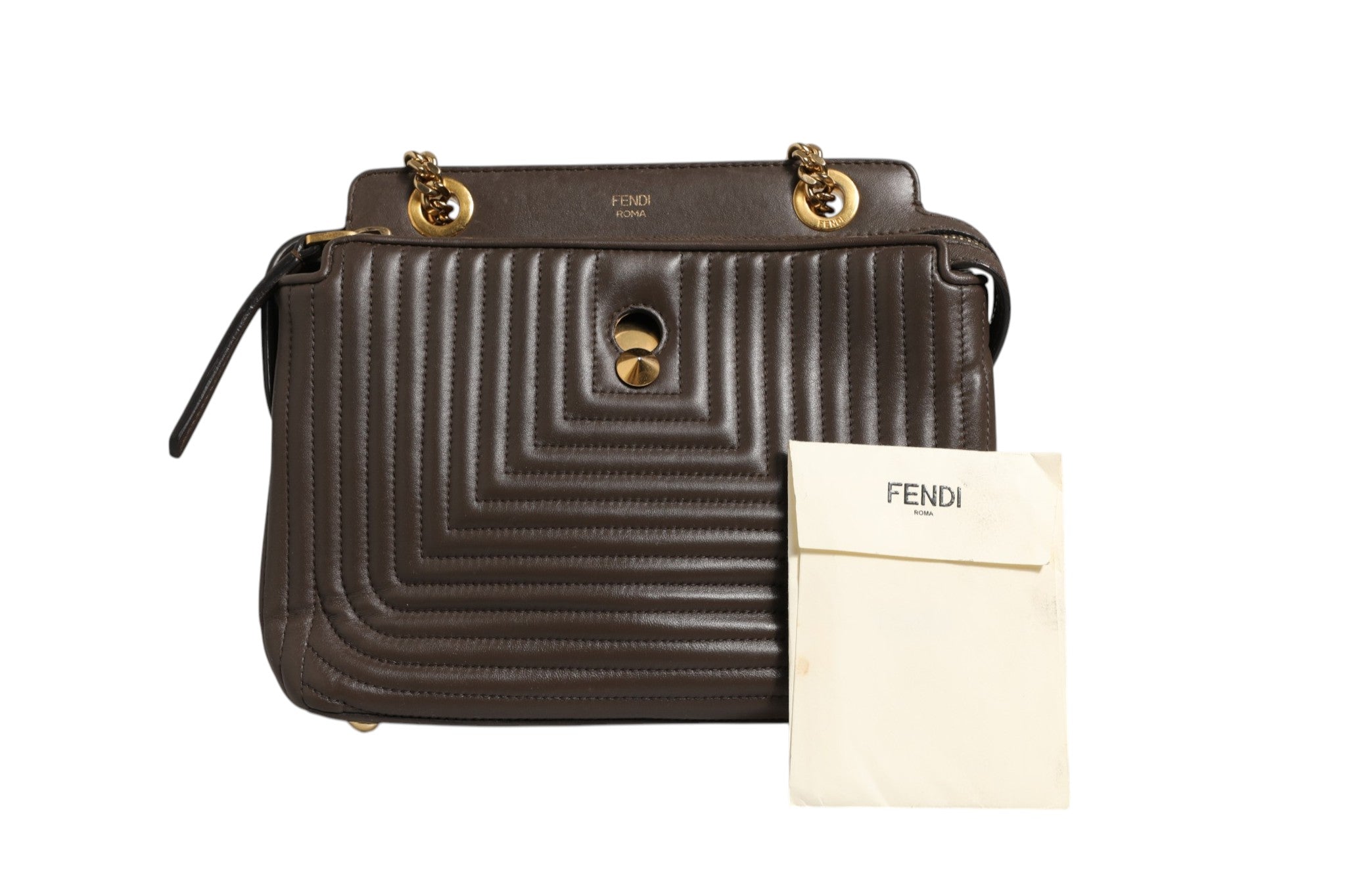 Sac à main Fendi en cuir d'agneau matelassé marron avec logo en forme de points, petite bandoulière, style élégant et moderne.