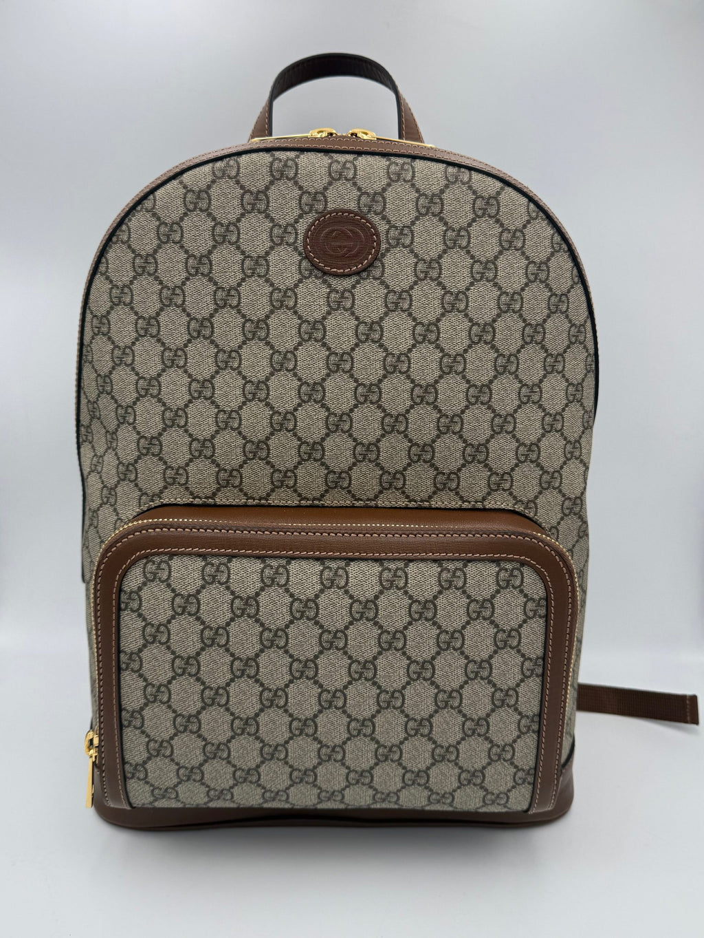 Sac à dos Gucci GG Supreme et cuir, avec logo emblématique, en tissu durable et détails en cuir élégant.