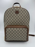 Sac à dos Gucci GG Supreme et cuir, avec logo emblématique, en tissu durable et détails en cuir élégant.