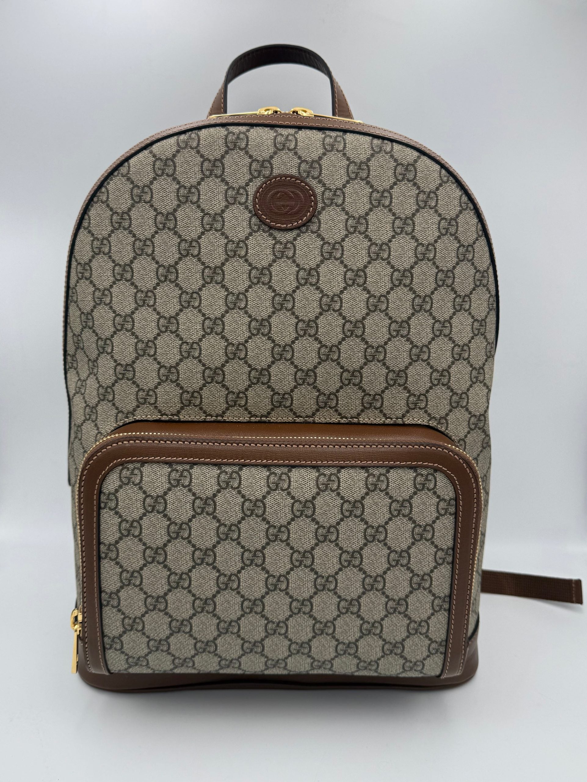 Sac à dos Gucci GG Supreme et cuir, avec logo emblématique, en tissu durable et détails en cuir élégant.