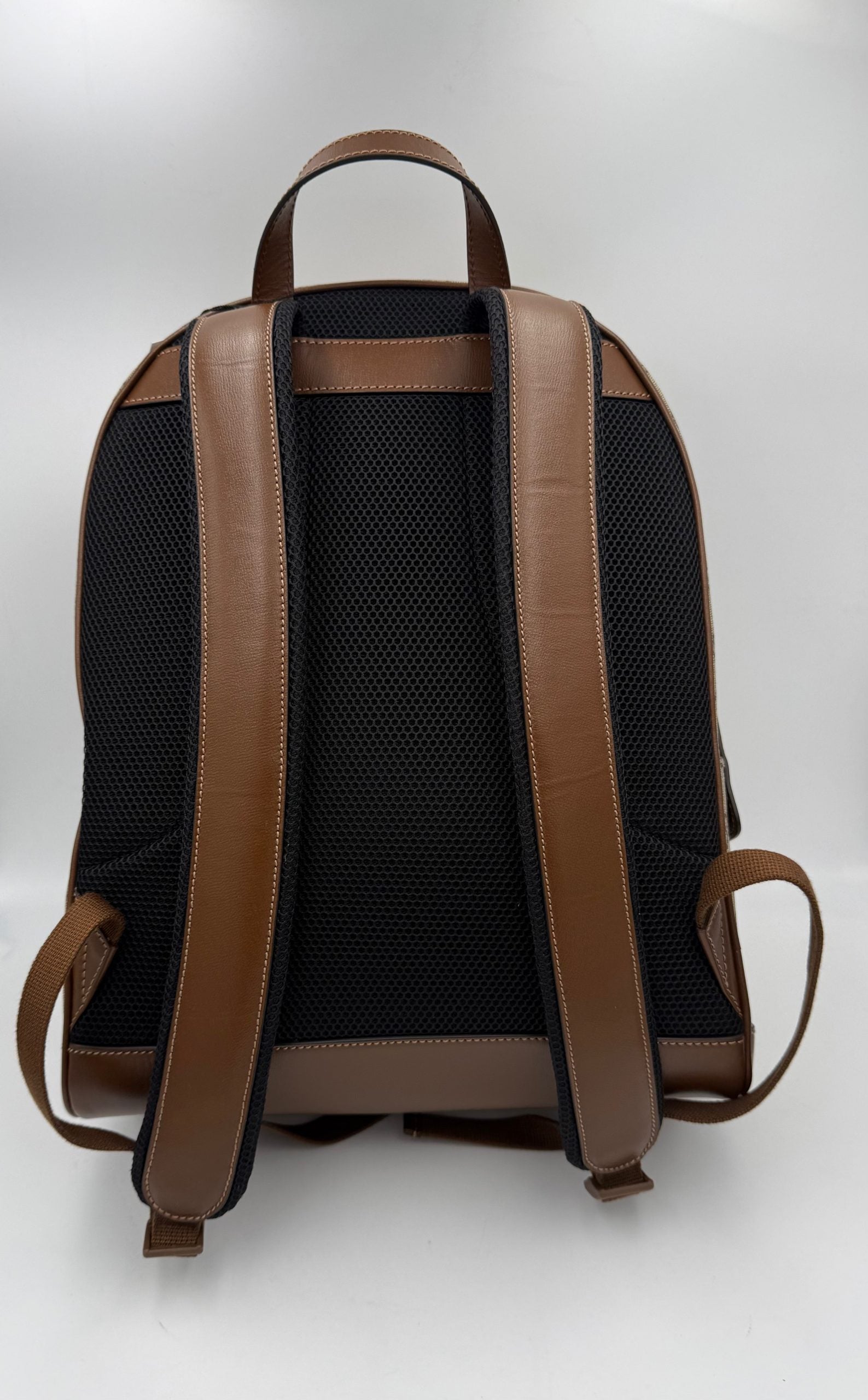 Sac à dos Gucci GG Supreme et cuir, avec logo emblématique et détails en cuir, élégant et pratique pour un style sophistiqué.