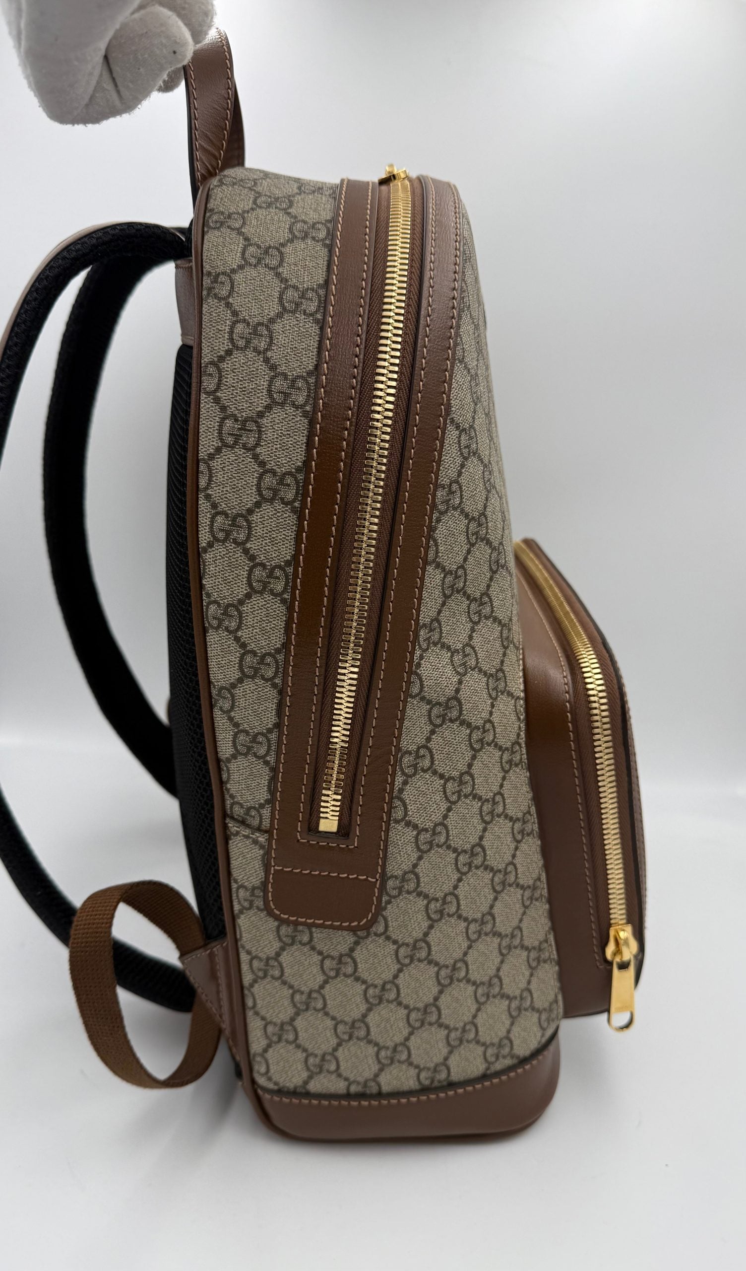 Sac à dos Gucci GG Supreme et cuir, élégant et spacieux, avec logo emblématique, parfait pour un style sophistiqué.