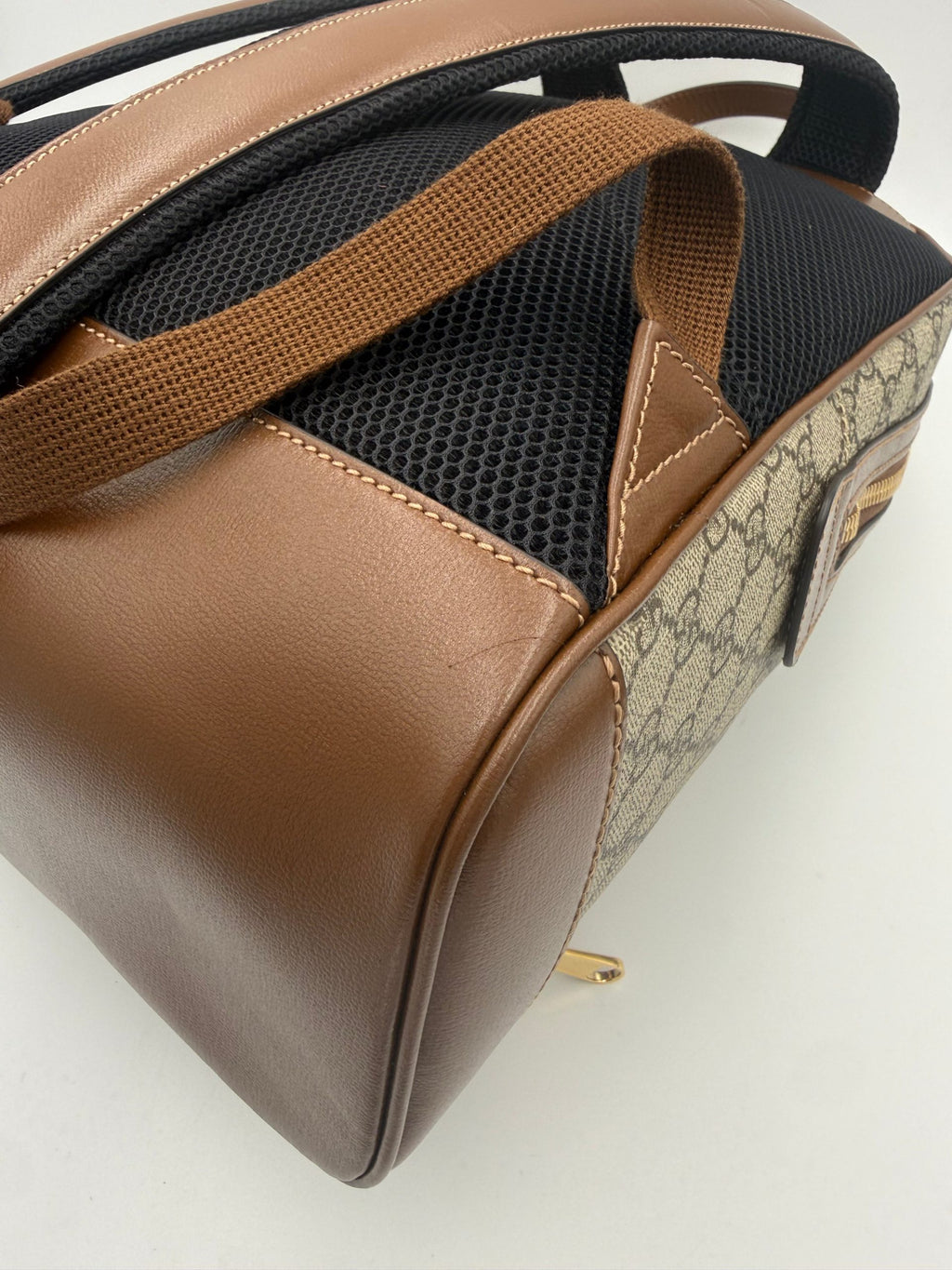 Sac à dos Gucci GG Supreme et cuir, avec logo Gucci, élégant et spacieux, idéal pour un style sophistiqué.