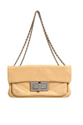 Sac Chanel beige en cuir d'agneau avec fermeture à verrou Mademoiselle, grand modèle Reissue, sac à rabat élégant et classique.