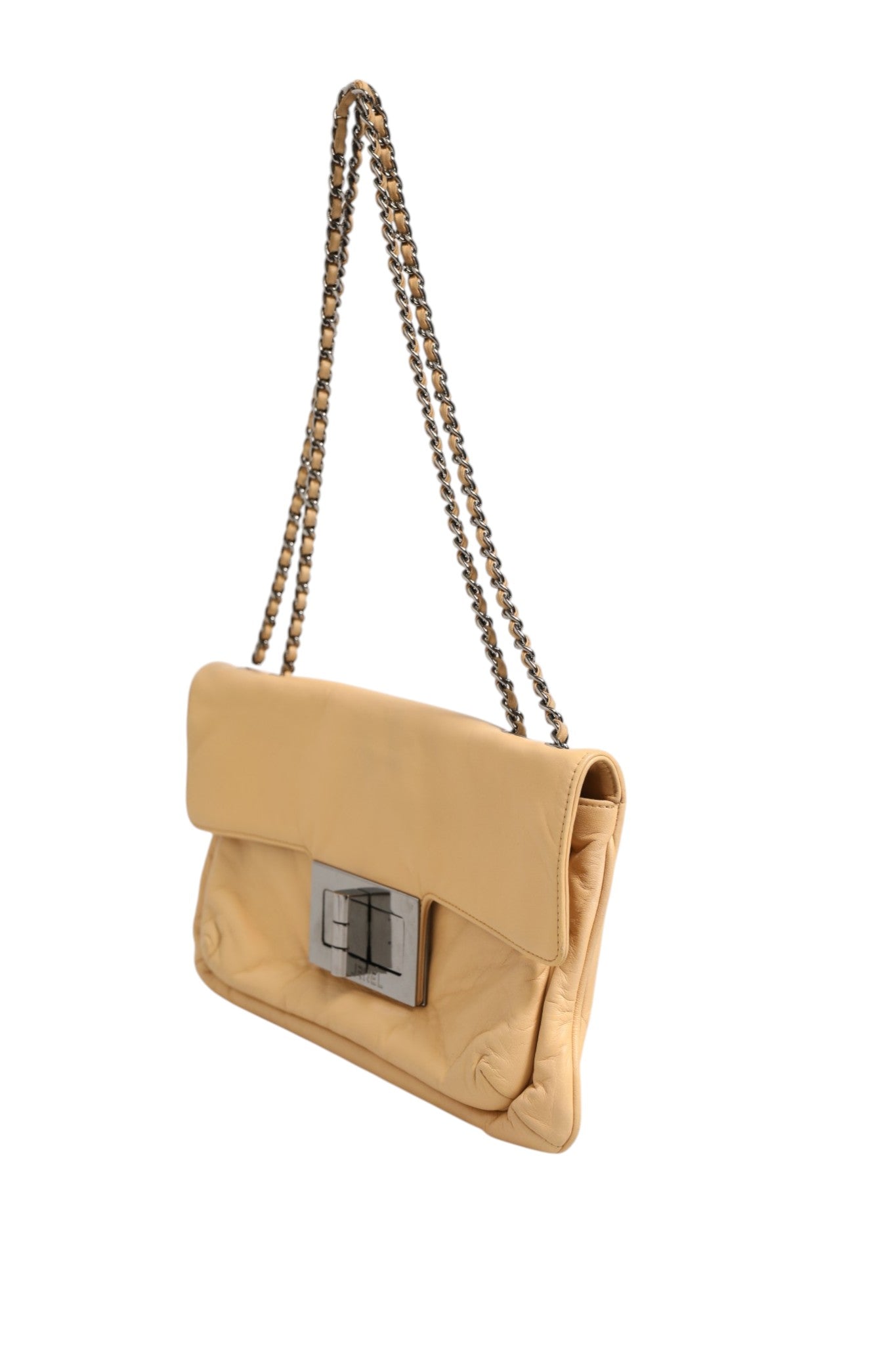 Sac Chanel beige en cuir d'agneau avec verrou Mademoiselle géant, reissue, sac à rabat élégant et luxueux.