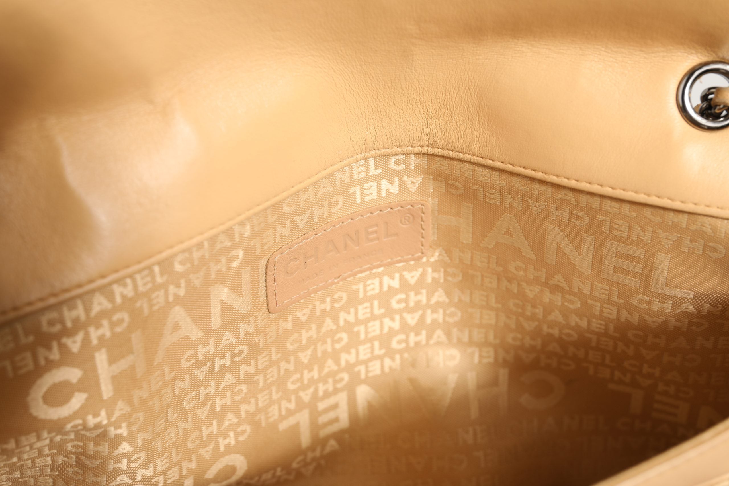 Sac à main Chanel beige en cuir lambskin avec fermeture Reissue Mademoiselle, grand modèle, sac à bandoulière élégant.