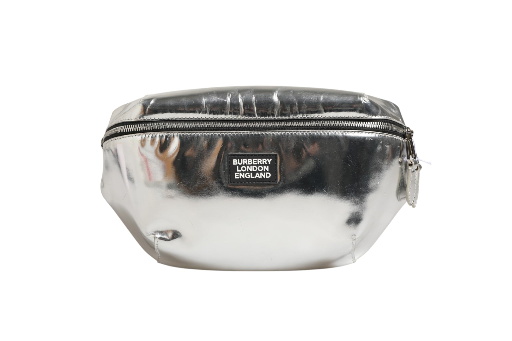 Sac banane Burberry en argent en synthétique, avec boucle et détails élégants, porté en mode décontracté.